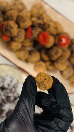 TRUFLE WYTRAWNE Z KAROBEM (RĘCZNIE WYTWARZANE) - 13szt