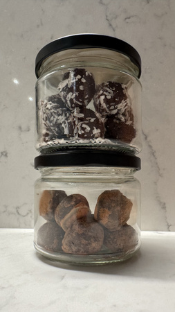 TRUFLE CZEKOLADOWE Z WIÓRKAMI KOKOSOWYMI (RĘCZNIE WYTWARZANE) - 13szt