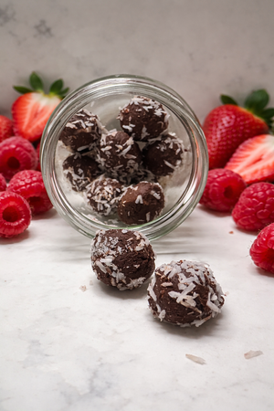 TRUFLE CZEKOLADOWE Z WIÓRKAMI KOKOSOWYMI (RĘCZNIE WYTWARZANE) - 13szt